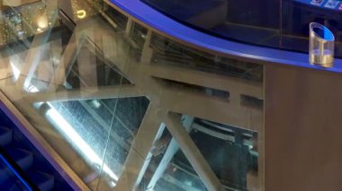 Alışveriş merkezinde yürüyen adımlardan taşınma.