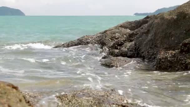 Surf marítimo en la playa de Laem Ka Noi. Isla de Phuket, Tailandia . — Vídeos de Stock