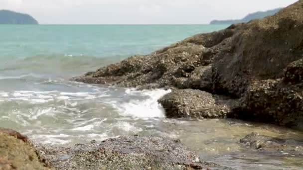 Meeresbrandung am laem ka noi Strand. Insel Phuket, Thailand. — Stockvideo