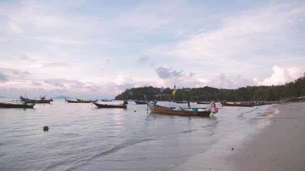 PHUKET, TAILANDIA - 20 de noviembre de 2012. Salida del sol en la playa de Rawai. Paisaje marino con barcos pesqueros. Paisaje nublado temprano en la mañana . — Vídeos de Stock