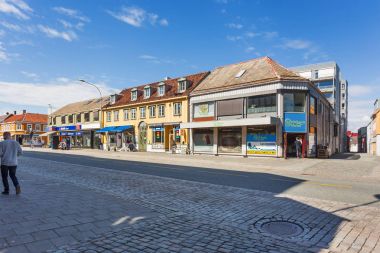 Trondheim, Norveç - 15 Haziran 2017. İnsanlar Trondheim sokaklarında yürürken, insanlar. Mağaza pencere reklam posterleri ile.