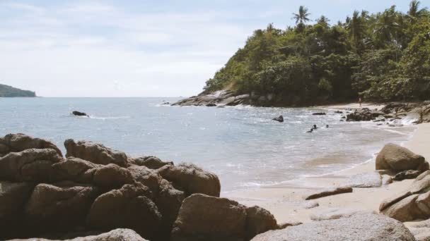 PHUKET, TAILANDIA - 18 de noviembre de 2012. Niños locales jugando en las rocas en el mar surf. Playa de Laem Ka Noi . — Vídeos de Stock