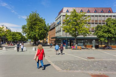 Trondheim, Norveç - 15 Haziran 2017. Nordea bank Torvet (merkezi kare bina yakınındaki yürüyen turist).