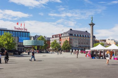 Trondheim, Norveç - 15 Haziran 2017. Torvet (merkezi kare) Olav Tryggvason, Trondheim kurucusu heykeli yürüyüş yakın turist.