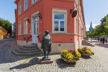 Trondheim, Norveç - 15 Haziran 2017. Heykel git DAG (Günaydın) Torvet (Merkez Meydanı şehrin üzerinde).
