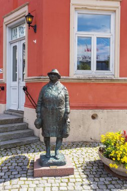Trondheim, Norveç - 15 Haziran 2017. Heykel git DAG (Günaydın) Torvet (Merkez Meydanı şehrin üzerinde).