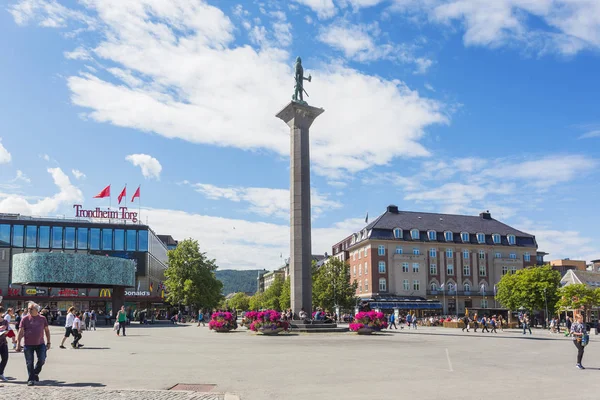 TRONDHEIM, NORVEGIA - 15 luglio 2017. Statua di Olav Tryggvason, fondatore di Trondheim, su Torvet (piazza centrale) ). — Foto Stock