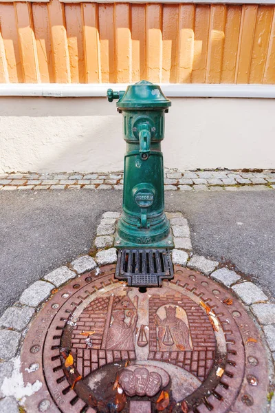 Metal kanalizasyon koridoruna ve eski moda su standpipe bas Rölyef ile. Demir rögar tarihi sahne ile. Trondheim, Norveç. — Stok fotoğraf