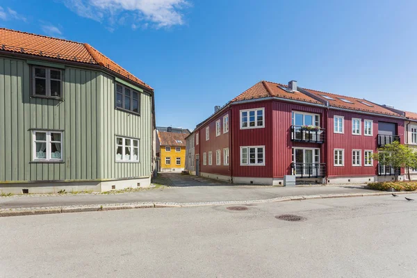 Kleurrijke gebouwen op de straten van Trondheim, Noorwegen. Scandinavische stijl van architectuur. — Stockfoto