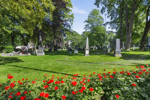 Trondheim, Norveç - 15 Haziran 2017. Mezarlık anıtlar Nidaros Katedrali (Nidarosdomen) güneşli yaz günde yakınındaki..