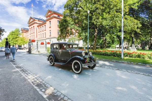 TRONDHEIM, NORUEGA - 15 de julho de 2017. Oldtimer carro na rua perto de Radhuset (Guildhall) de Trondheim. Veículo vintage geralmente usado como transporte de casamento para noiva e noivo . — Fotografia de Stock