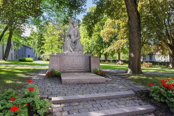 Тронхейм, Норвегія - 15 липня 2017 року. Пам'ятник пам'ять про жертв Другої світової війни 1940-1945. — стокове фото