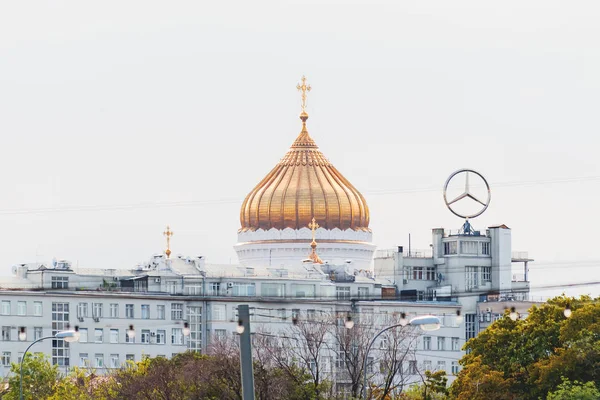 MOSCOW, RÚSSIA - 19 de agosto de 2007. Moscovo paisagem urbana com cúpula dourada da Catedral de Cristo Salvador e sinal publicitário de Mercedes . — Fotografia de Stock