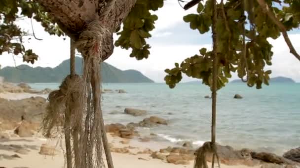 Moře surfovat na pláži Laem Ka Noi. Potrhané lano na popředí. Ostrov Phuket, Thajsko. — Stock video