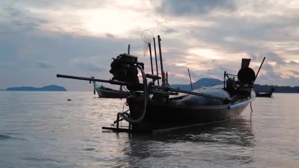 Phuket, Thajsko - 20. listopadu 2012. Východ slunce na pláži Rawai. Krajina s lodí rybářů. Zblízka záběry s motorem. — Stock video