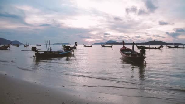 PHUKET, TAILANDIA - 20 de noviembre de 2012. Salida del sol en la playa de Rawai. Paisaje marino con barcos pesqueros. Paisaje nublado temprano en la mañana . — Vídeo de stock