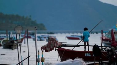 Phuket, Tayland - 20 Kasım 2012. Rawai Beach gündoğumu. Balıkçılar tekneleri ile deniz manzarası. Sabah erken cennet.