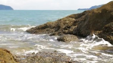 Deniz sörf Laem Ka Noi Beach. Phuket Island, Tayland.