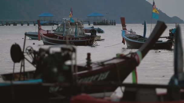 ПЮКЕТ, ТАЙЛАНД - 20 ноября 2012 г. Восход на пляже Раваи. Морской пейзаж с рыбацкими лодками. Раннее утреннее облако . — стоковое видео