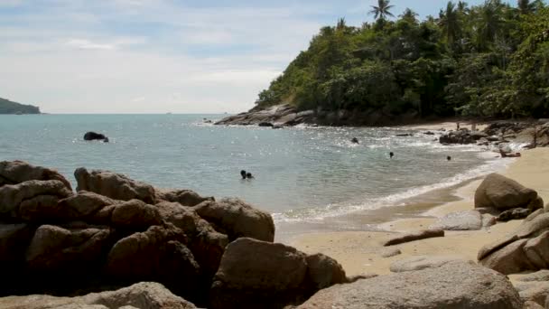 PHUKET, TAILANDIA - 18 de noviembre de 2012. Niños locales jugando en las rocas en el mar surf. Playa de Laem Ka Noi . — Vídeos de Stock