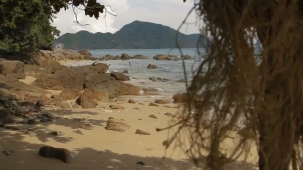 Bambini locali che giocano sulle rocce nel surf mare. Spiaggia di Laem Ka Noi . — Video Stock