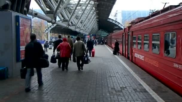 Μόσχα, Ρωσία - Οκτωβρίου 17, 2012. Άτομα με αποσκευές πήγαινε για πλατφόρμα από τρένο aeroexpress να Dovodedovo κτίριο του αεροδρομίου. — Αρχείο Βίντεο