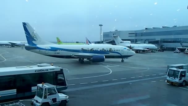 MOSCA, RUSSIA - 17 ottobre 2012. I colorati aerei passeggeri attendono il decollo all'aeroporto di Domodedovo. Personale tecnico in movimento sul campo di decollo . — Video Stock