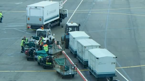 Μόσχα, Ρωσία - Οκτωβρίου 17, 2012. Τεχνικό προσωπικό οδήγηση οχημάτων ειδικών φορτίων σε πεδίο απογείωσης στο Αεροδρόμιο Ντομοντέντοβο. — Αρχείο Βίντεο