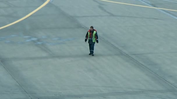 モスクワ, ロシア連邦 - 2012 年 10 月 17 日。ドモジェドヴォ国際空港での離陸フィールドで行く技術スタッフから来た男. — ストック動画