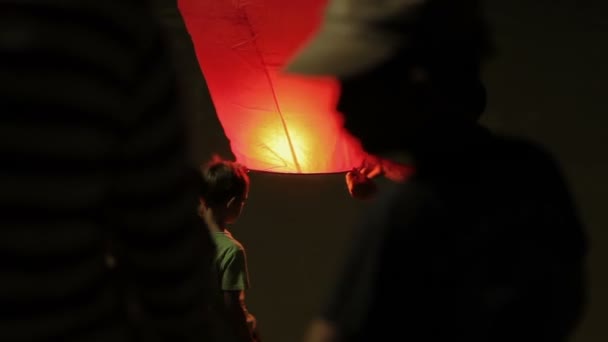 PHUKET, TAILANDIA - 28 de noviembre de 2012. Locales y turistas celebrando Loi Krathong. La gente bajó a las coronas de agua con velas y soltó las linternas chinas del papel del cielo . — Vídeos de Stock