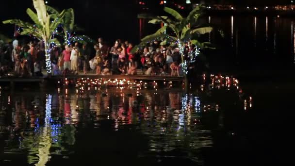 PHUKET, TAILANDIA - 28 de noviembre de 2012. Locales y turistas celebrando Loi Krathong. La gente bajó a las coronas de agua con velas y soltó las linternas chinas del papel del cielo . — Vídeo de stock