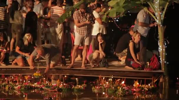 PHUKET, THAILAND - November 28, 2012. Locals and tourists celebrating Loi Krathong. People lowered into the water wreaths with candles and let go to heaven Chinese paper lanterns. — Stock Video