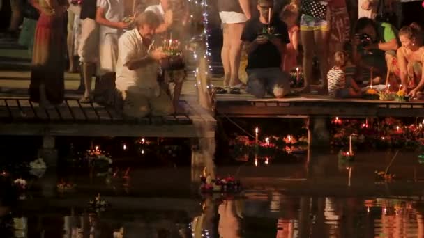 PHUKET, THAILAND - 28 de novembro de 2012. Locais e turistas comemorando Loi Krathong. As pessoas baixaram as grinaldas de água com velas e deixaram ir para o céu lanternas de papel chinesas . — Vídeo de Stock