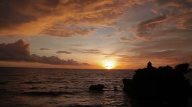 Tanah Lot Tapınağı'nda gün batımı. Bali Adası Endonezya.