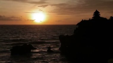 Tanah Lot Tapınağı'nda gün batımı. Bali Adası Endonezya.