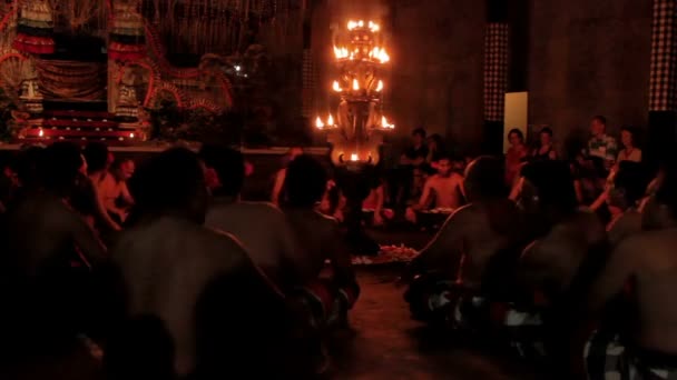 Ubud, Indonesien - 24 januari 2013. Turister titta på Kecak, Ketjak eller Ketjack musik drama Dans, även känd som Ramayana Monkey Chant. Bali. — Stockvideo