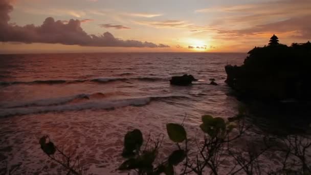 在神庙的日落。印度尼西亚巴厘岛. — 图库视频影像