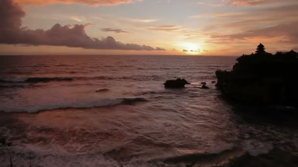 Sonnenuntergang am Tempel Tanah lot. bali insel indonesien. — Stockvideo