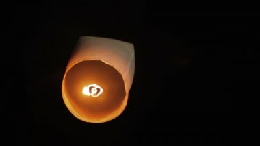 Uçan Çince kağıt fener. karanlık gece gökyüzüne. Loi Krathong tatil Naiharn beach, Phuket, Tayland.