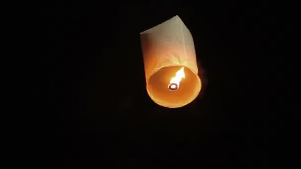 Vliegende chinese Lampion. donkere nachtelijke hemel. Loi Krathong vakantie op Naiharn beach, Phuket, Thailand. — Stockvideo