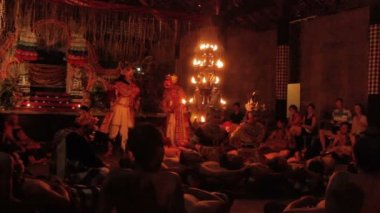 Ubud, Endonezya - 24 Ocak 2013. Turistler Kecak izlerken, Ketjak veya Ketjack müzik tiyatro dans, Ramayana maymun Chant da bilinir. Bali.