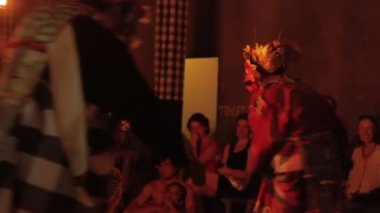 Ubud, Endonezya - 24 Ocak 2013. Turistler Kecak izlerken, Ketjak veya Ketjack müzik tiyatro dans, Ramayana maymun Chant da bilinir. Bali.