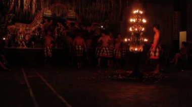 Ubud, Endonezya - 24 Ocak 2013. Turistler Kecak izlerken, Ketjak veya Ketjack müzik tiyatro dans, Ramayana maymun Chant da bilinir. Bali.