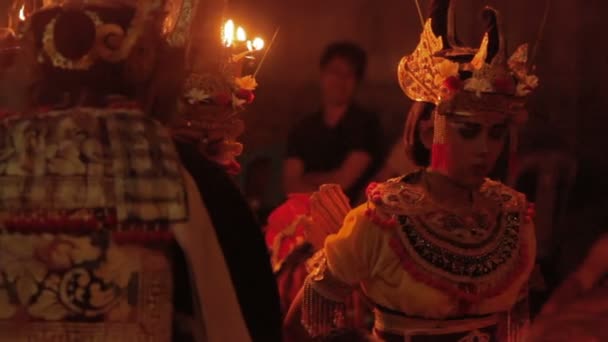 Ubud, Endonezya - 24 Ocak 2013. Turistler Kecak izlerken, Ketjak veya Ketjack müzik tiyatro dans, Ramayana maymun Chant da bilinir. Bali. — Stok video