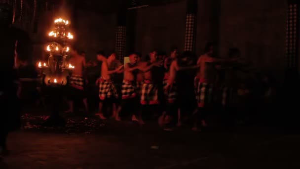 Ubud, Indonezja - 24 stycznia 2013. Oglądania Kecak turystów, Ketjak lub Ketjack dramat muzyczny dance, znany również jako Ramajana małpa Chant. Bali. — Wideo stockowe