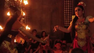 Ubud, Endonezya - 24 Ocak 2013. Turistler Kecak izlerken, Ketjak veya Ketjack müzik tiyatro dans, Ramayana maymun Chant da bilinir. Bali.