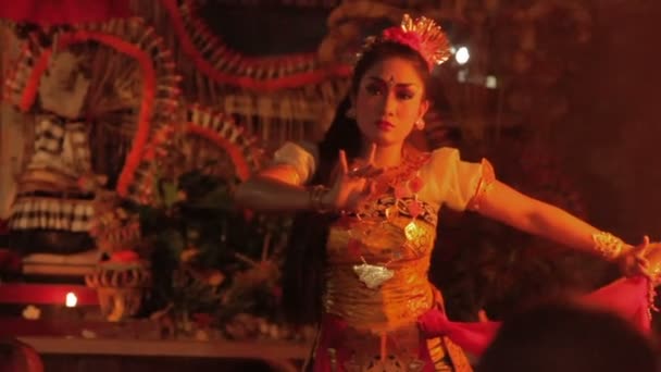 Ubud, Endonezya - 24 Ocak 2013. Turistler Kecak izlerken, Ketjak veya Ketjack müzik tiyatro dans, Ramayana maymun Chant da bilinir. Bali. — Stok video