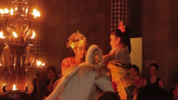 Ubud, indonesien - 24. januar 2013. touristen beobachten kecak, ketjak oder ketjack musik drama dance, auch bekannt als ramayana affengesang. bali. — Stockvideo