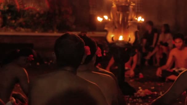 Ubud, Endonezya - 24 Ocak 2013. Turistler Kecak izlerken, Ketjak veya Ketjack müzik tiyatro dans, Ramayana maymun Chant da bilinir. Bali. — Stok video