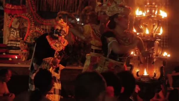 UBUD, INDONÉSIE - 24 janvier 2013. Touristes regardant Kecak, Ketjak ou Ketjack musique dramatique danse, également connu sous le nom Ramayana Monkey Chant. Bali . — Video